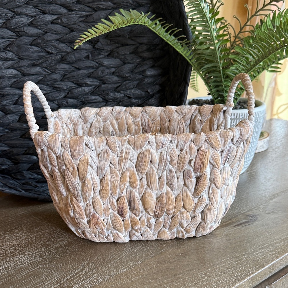 Handwoven Natural Seagrass Storage Basket - Whitewashed Tan🐚